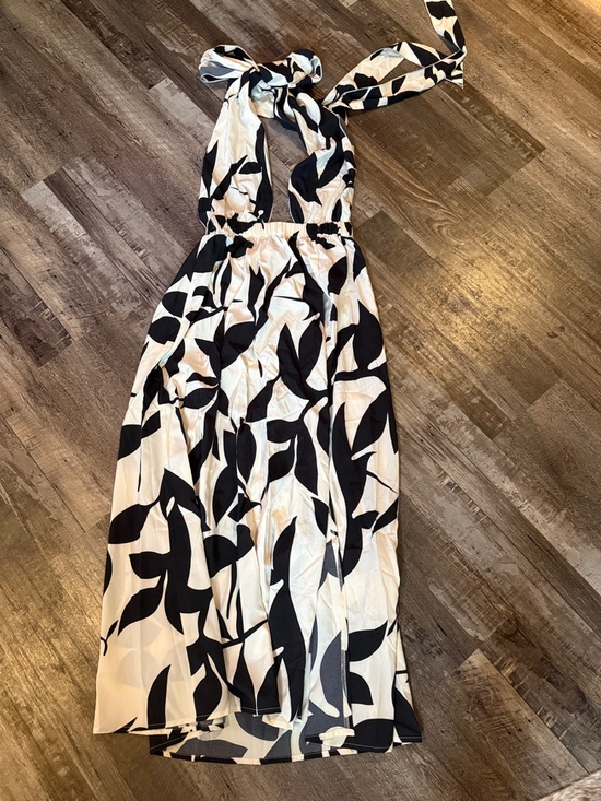 Dresses & Skirts - Black & White Leaf-Print Halter Midi Dress